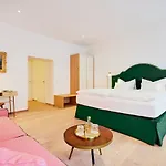 酒店 Boutiquehotel Zum Goldenen Hirschen 4*