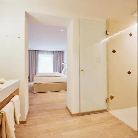 Boutiquehotel Zum Goldenen Hirschen 4*