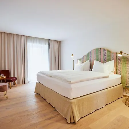 Boutiquehotel Zum Goldenen Hirschen Отель 4*